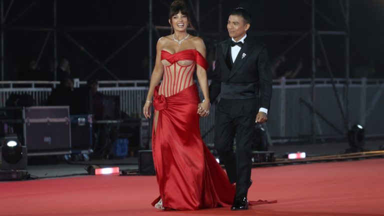 Con beso incluido: Américo y Yamila Reyna mostraron por primera vez su amor en Gala Viña 2025