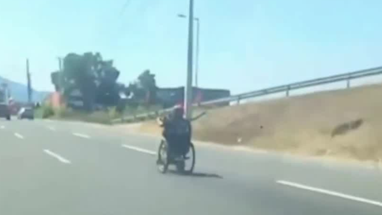 VIDEO | ¡Insólito! Silla de ruedas circulaba a más de 90 km/h en la carretera
