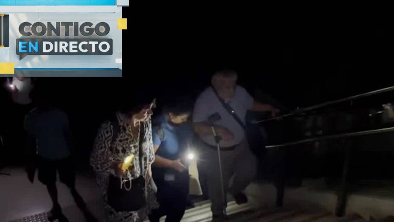 Con linterna y por las escaleras: La multitudinaria evacuación del Metro tras masivo corte de luz