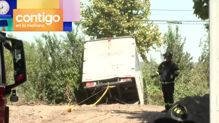 Camión con dos personas cayó al Canal San Carlos: Vehículo habría quedado sin frenos
