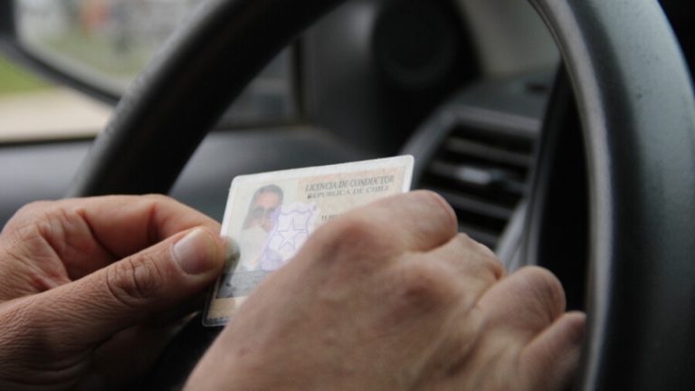 Contraloría: 70% de los municipios dio licencias de conducir a deudores de pensión