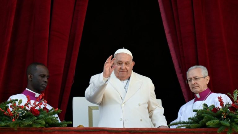 Tras 10 días hospitalizado: Papa Francisco deja estado crítico y necesita menos oxígeno
