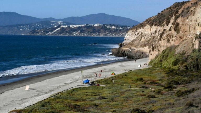 Playa Luna: Cómo llegar al refugio nudista de Chile y cuál es su marco legal