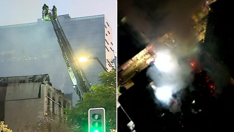 Hay peligro de derrumbe: Gran incendio consumió antigua casona ubicada en pleno centro de Santiago