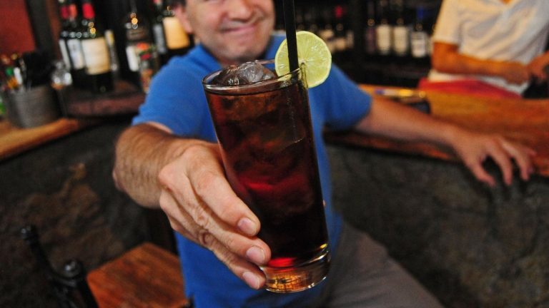 Día de la Piscola 2025: ¿Por qué se celebra un 8 de febrero y cómo se prepara de forma correcta?