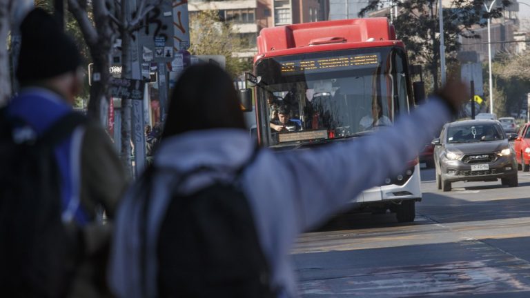 Nueva alza en el transporte público: ¿Por qué subió la tarifa de buses y Metro?