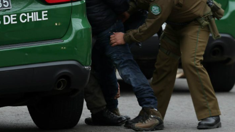 Fiscalización por fiestas clandestinas en Cerro Navia dejó dos detenidos y seis vehículos retirados