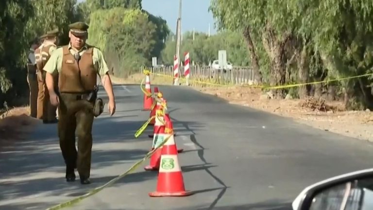 Presenta herida de bala: Investigan hallazgo de cuerpo a un costado de la Ruta 78 en Talagante