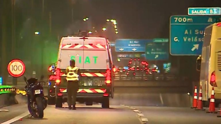 Mujer en riesgo vital tras accidente en Autopista Central: Habría hecho piruetas en moto