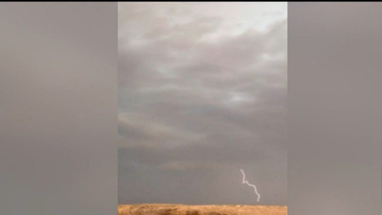 VIDEO | Intensas lluvias y tormentas eléctricas afectan el altiplano chileno