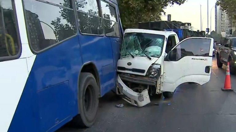 Quedó incrustado en la micro: Conductor se quedó dormido al volante y chocó en centro de Santiago