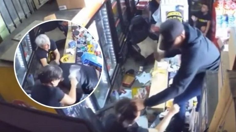 VIDEO | Tirones de pelo, golpes y amenazas: Captan violento robo a mujeres en minimarket de Maipú