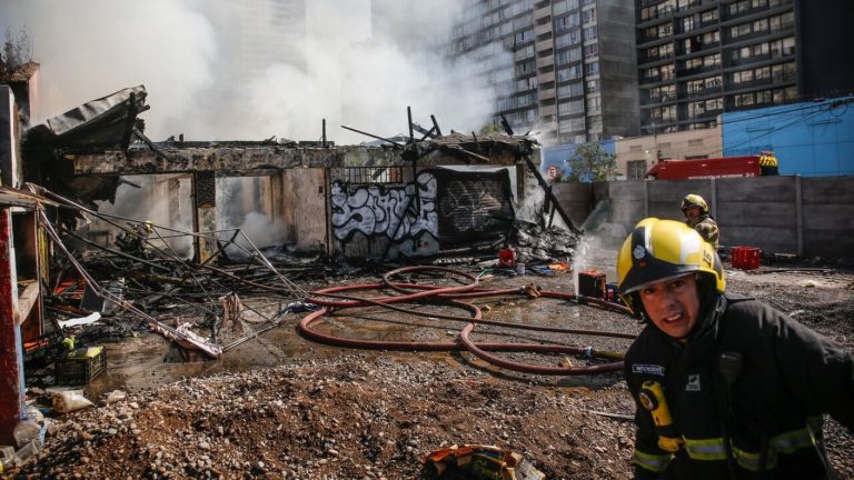 Gran incendio destruyó estructura que estaba tomada en Estación Central: No se reportaron heridos