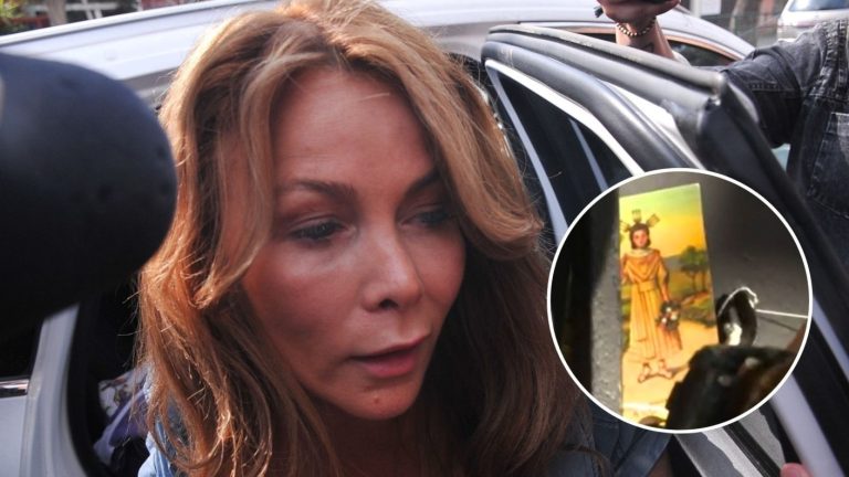 Cathy Barriga recibió religiosa muestra de apoyo: Seguidores pegaron un santo en su casa