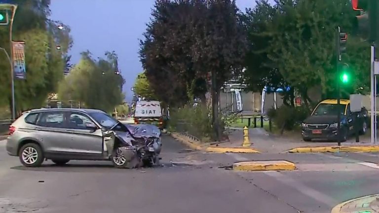 Violento siniestro vial en La Florida: Carabinero que conducía taxi permanece en riesgo vital