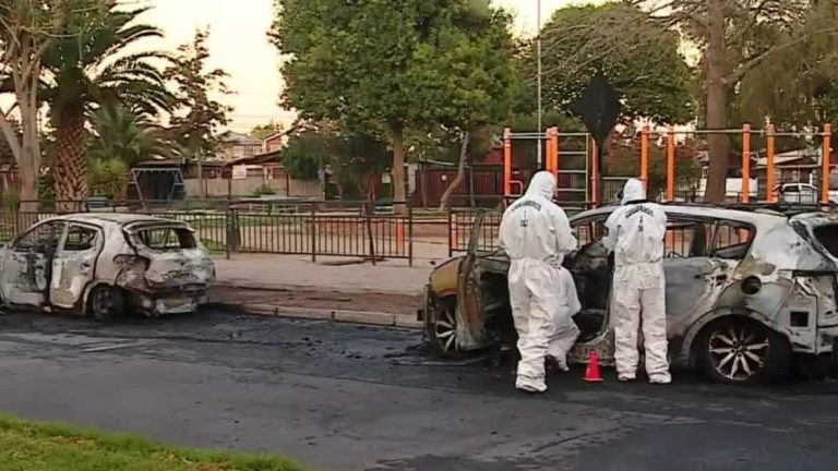 Quemaron 2 autos en plena calle frente a plaza de Puente Alto: Esta es la principal tesis