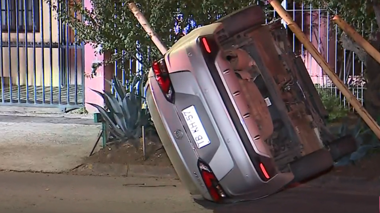 Persecución policial terminó con patrulla volcada en Conchalí: Delincuentes se fugaron