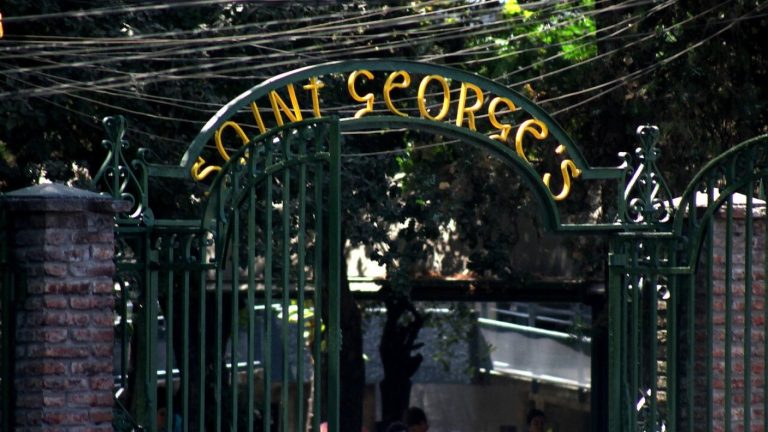 Suprema revocó expulsiones de alumnos que difundieron fotos de compañeras con IA en Saint George’s