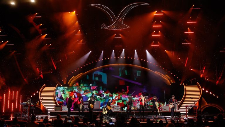 ¿Quiénes son los artistas que se presentan la primera noche de Viña 2025?