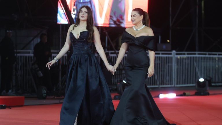 Gala de Viña 2025: Ingrid Cruz desfiló con su hija y sorprendió con su parecido