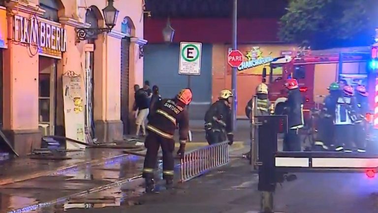 Incendio afectó a local comercial ubicado al interior del Mercado Central de Santiago