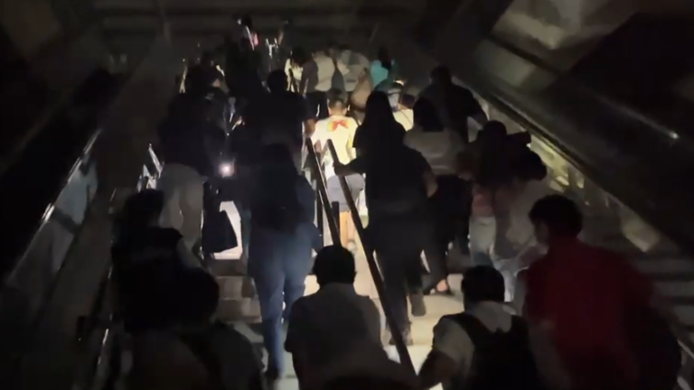 VIDEOS | Saliendo a oscuras: Los registros de Metro de Santiago tras masivo corte de luz