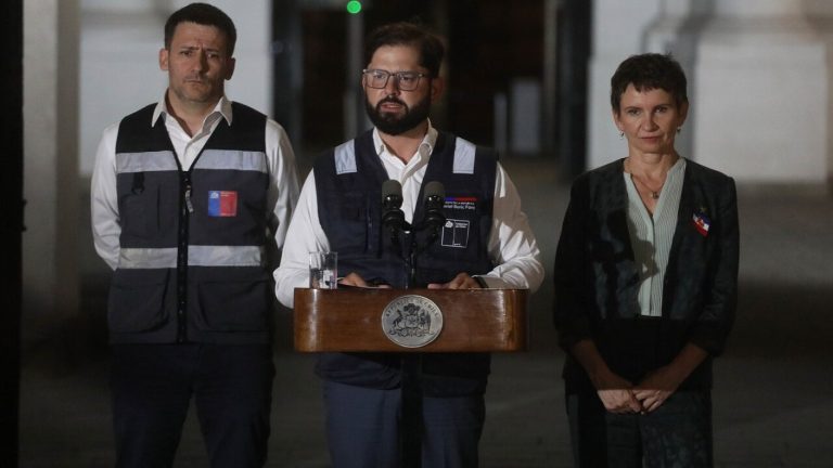 “Lo ocurrido hoy nos indigna”: Pdte. Boric abordó masivo apagón que afecta a gran parte del país