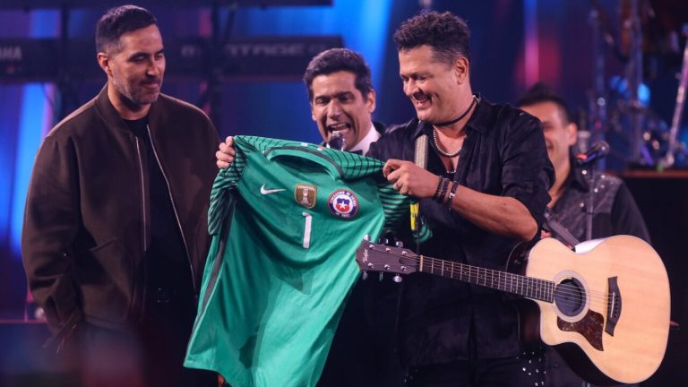 Regalo especial: Qué camiseta le entregó Claudio Bravo a Carlos Vives en Viña 2025