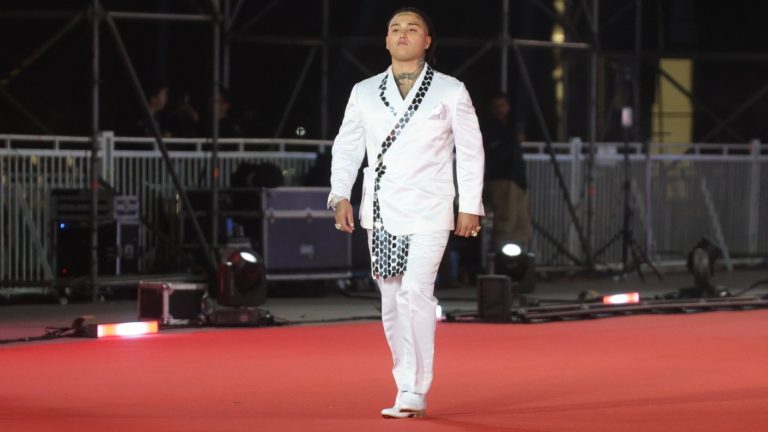 ¡Qué elegancia! Pablo Chill-e brilló en la alfombra roja de la Gala de Viña 2025