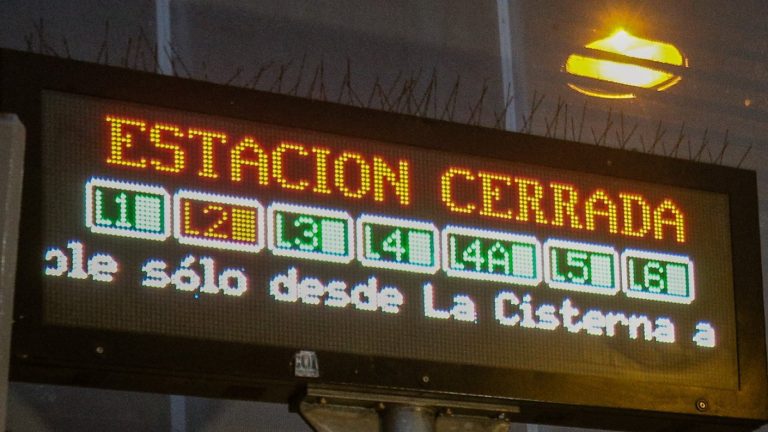 Metro de Santiago restablece servicio en Línea 2 tras interrupción por persona en la vía