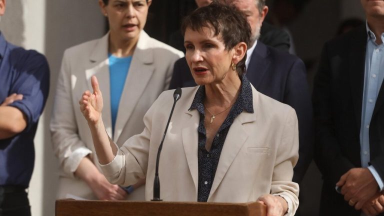 Ministra del Interior descartó “renuncia del Estado” tras cierre de acceso en estación de Metro Cal y Canto