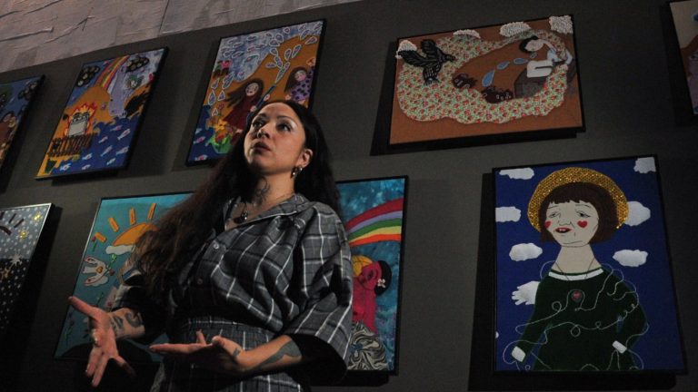 Mon Laferte ante críticas por exposición artística: “La necesidad te enseña a ser más creativa”