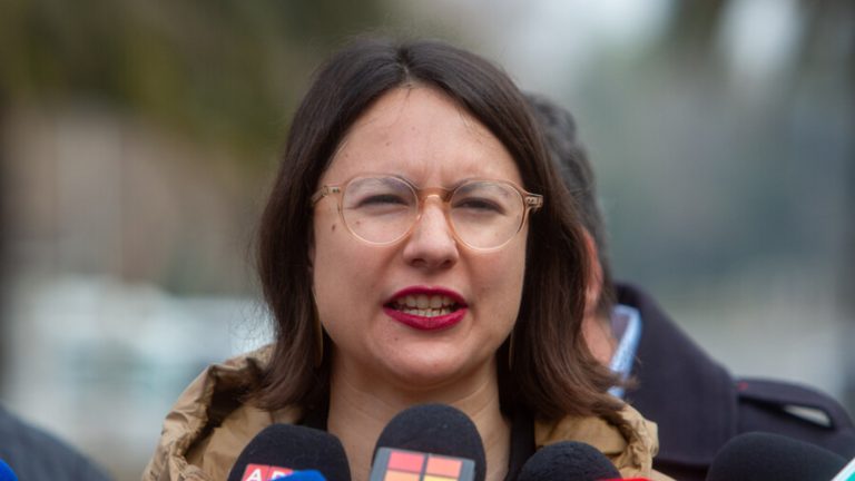 Irací Hassler reitera su inocencia en caso Sierra Bella y respalda a Karol Cariola