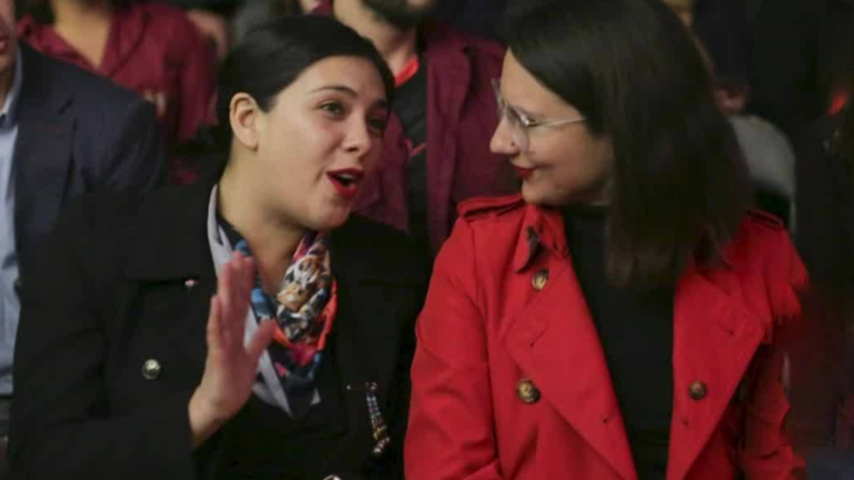 Investigan nuevos chats entre Irací Hassler y Karol Cariola: Apuntan a tráfico de influencias