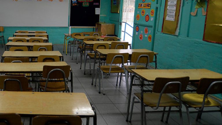 Justicia ordena a colegio a pagar millonaria indemnización: Cambió a menor de curso sin consultar