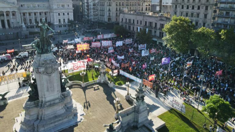 Tensión en Argentina: Manifestantes se unen a marcha de los jubilados y protestan contra el gobierno de Milei