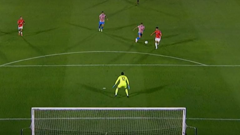 Alexander Aravena demoró y desperdició una inmejorable chance de La Roja en Paraguay