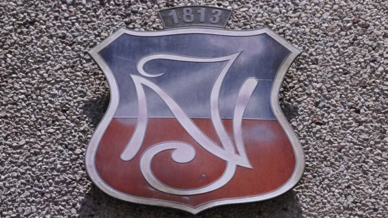 Reportan agresión de alumno a inspectora en medio disturbios dentro del Instituto Nacional