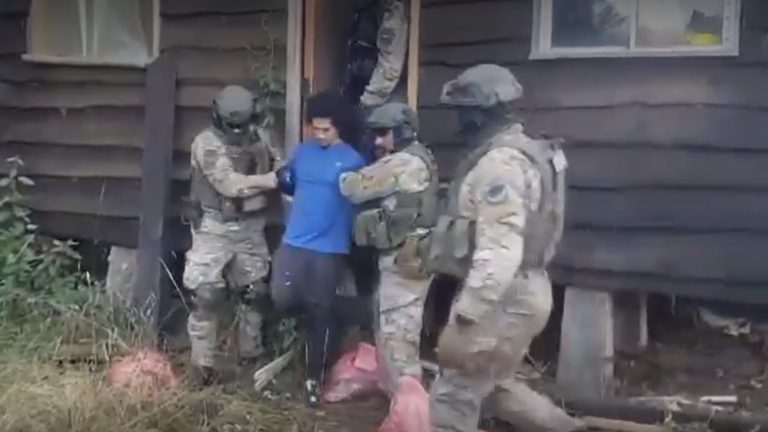 VIDEO | Así fue la detención en Cañete de Tomás Antihuen por el crimen de tres carabineros