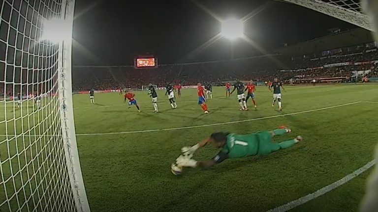 Espectacular doble atajada de Hernán Galíndez: El ex arquero de la U evitó el gol de La Roja
