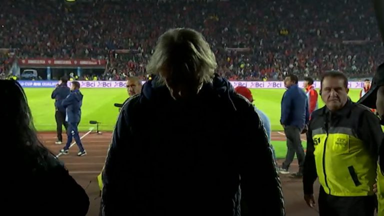 Totalmente abatido: Así fue la salida de Ricardo Gareca tras el decepcionante empate de La Roja