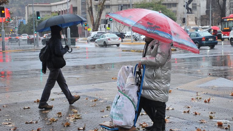 ¡A sacar los paraguas! Anuncian lluvias para este fin de semana en Santiago