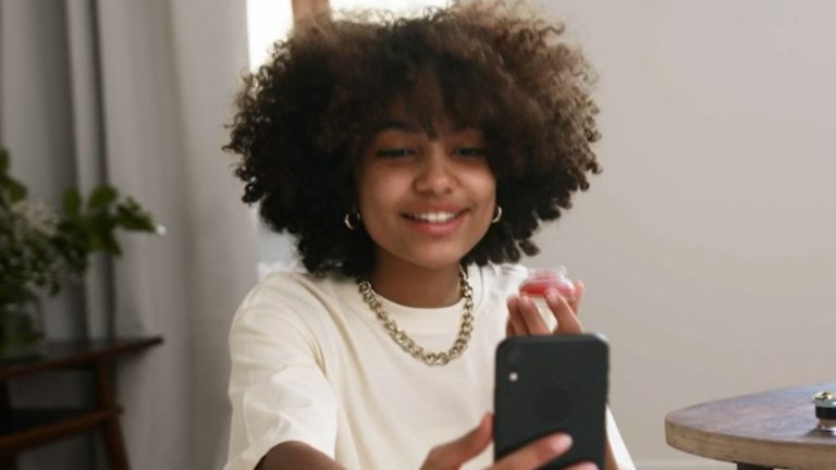 Más de dos mil influencers declararán impuestos este 2025: SII fiscalizará millonario negocio