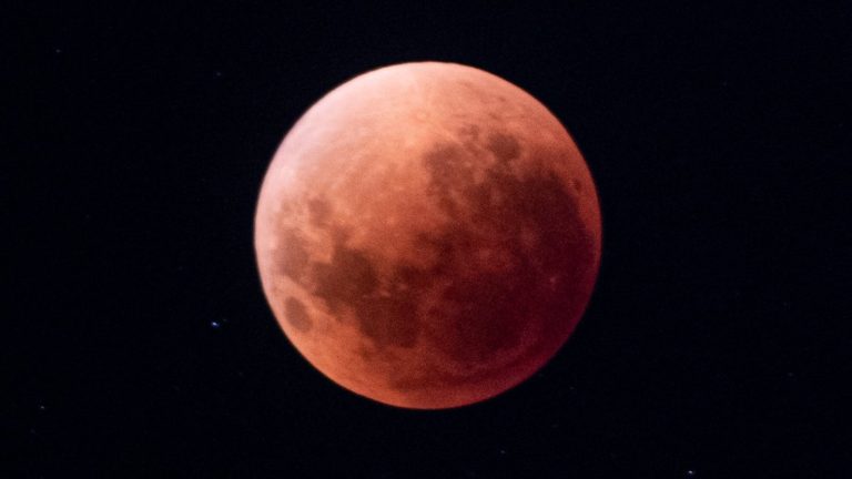 Luna de sangre: ¿Cuándo será y cómo verla en Chile?