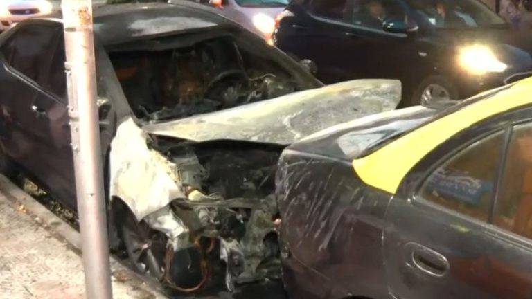 Habría sido falla mecánica: Dos autos resultaron quemados tras incendio en Recoleta