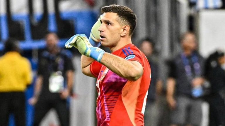 El fuerte ninguneo al Dibu Martínez que generó ronchas en Argentina: “No es Top 10”