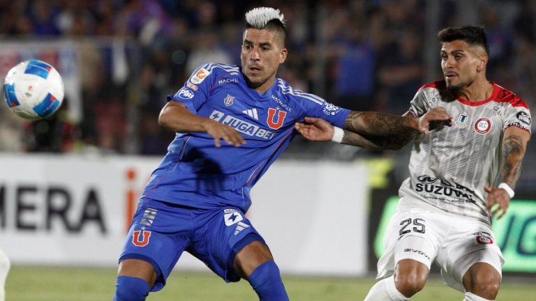 Por las calcetas: El curioso castigo que remece a tres jugadores de la U