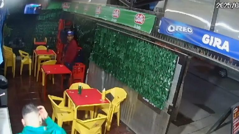 VIDEO | Lo atacaron en grupo: Hombre sufrió robo de su auto mientras compraba comida en Lo Espejo