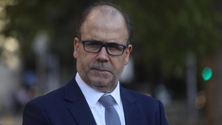 ¿A primarias sin FA y PC? Alberto Undurraga inscribe precandidatura presidencial