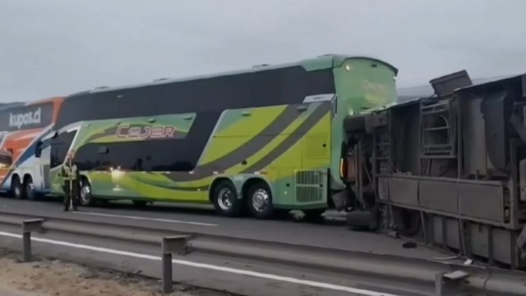 Todo lo que se sabe del fatal choque de buses que dejó al menos 6 fallecidos y 40 heridos